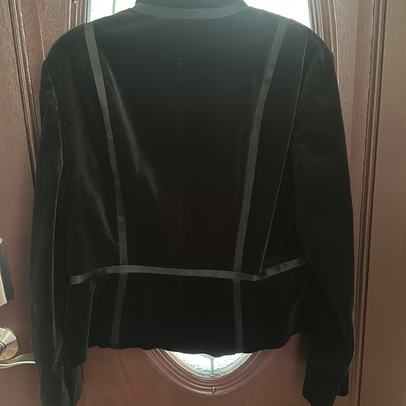 Slightly worn very nice velvet black Nine West size large jacket - Picture 3 of 3